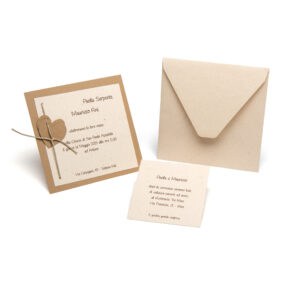 Partecipazione quadrata beige con decori a forma di cuore più scuri.