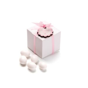 Cubo in carta bianca con nastro rosa e medaglietta in compensato rosa personalizzabile