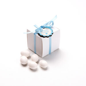 Cubo in carta bianca con nastro azzurro loggato e medaglietta personalizzabile